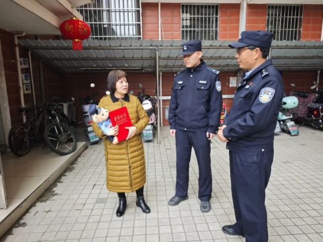 女子捡到黄金手镯主动报警 暖心接力寻回失主