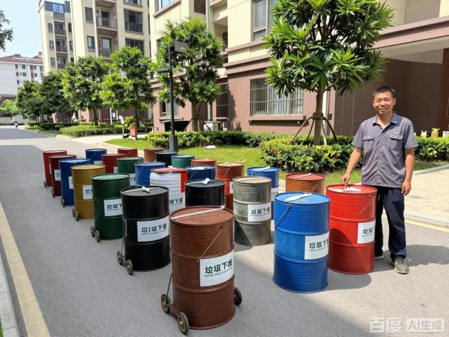 小伙用废桶自制建筑垃圾下楼神器 37个废桶织就民生暖意