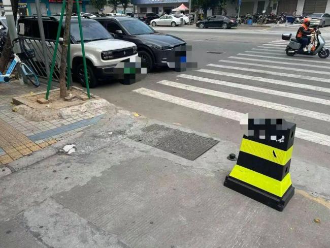 9旬阿婆摔倒众人抢着扶