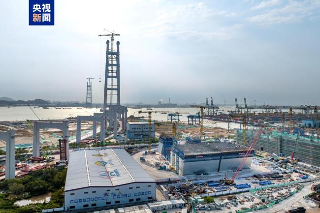 世界最高双层悬索桥主塔封顶