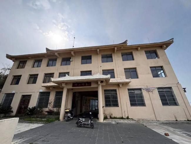 男子招募12位“岛主”共建民宿