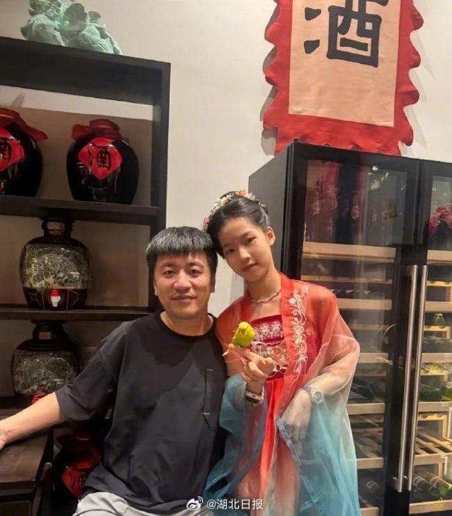 张雪峰女儿缅怀爸爸 天上的文曲星选中了他