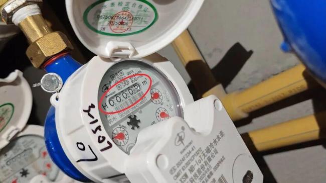 空房2个月用水2000吨 水务公司回应 水表超期引发争议