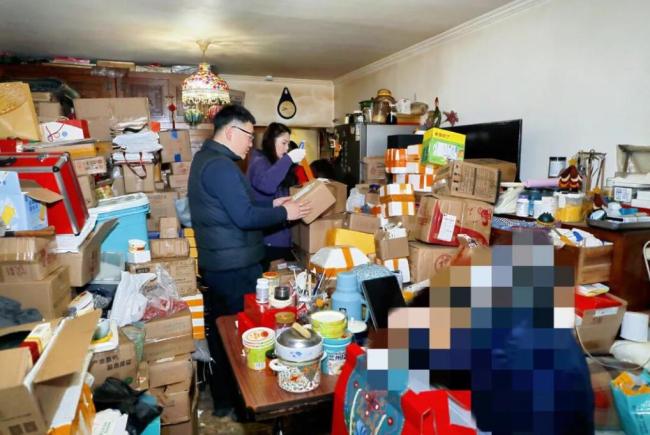 女儿去世后母亲花光退休金网购 慰藉心灵的无奈选择