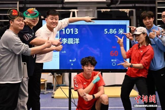 李晨洋打破男子撑杆跳高全国纪录