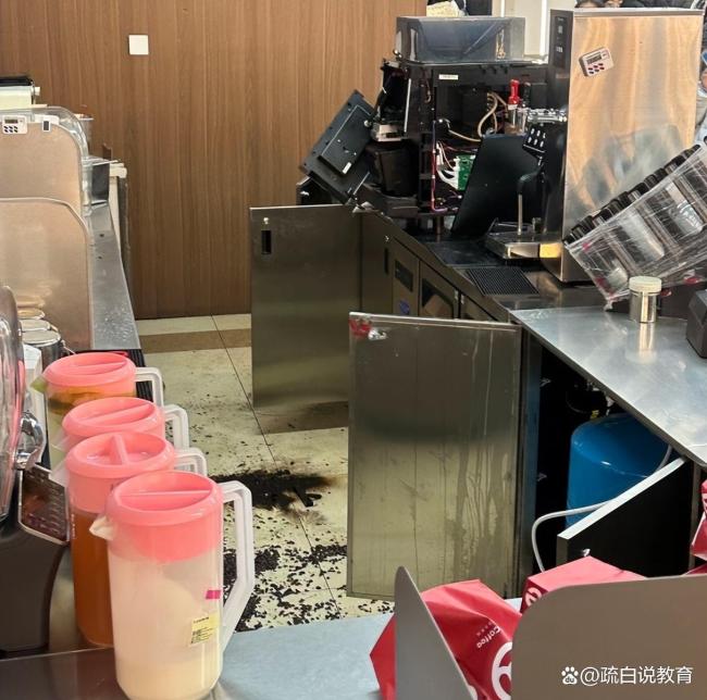 大学生表白被拒后怒砸食堂咖啡店 冲动行为代价惨重