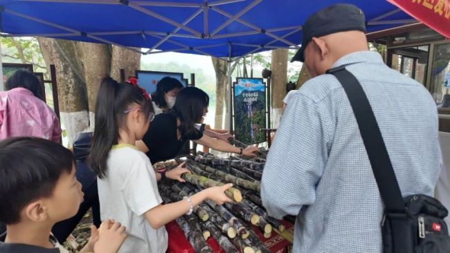 拿甘蔗爬山 登山神器走红网络