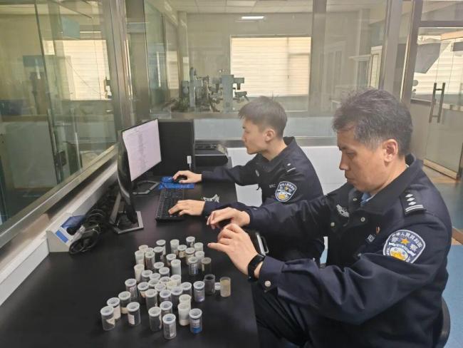 警方过筛23.7斤血沙找到25年前嫌犯 25年不懈追踪