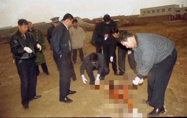 警方过筛23.7斤血沙找到25年前嫌犯 25年不懈追踪