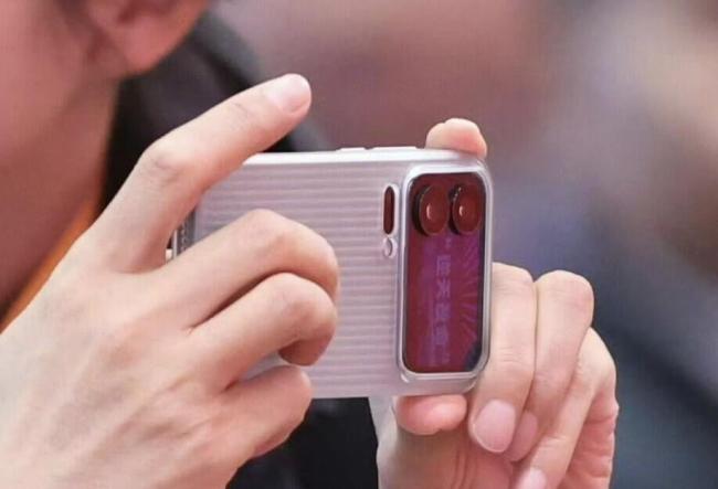 雷军手机背屏壁纸是“逆天改命” 55岁正是闯的年纪