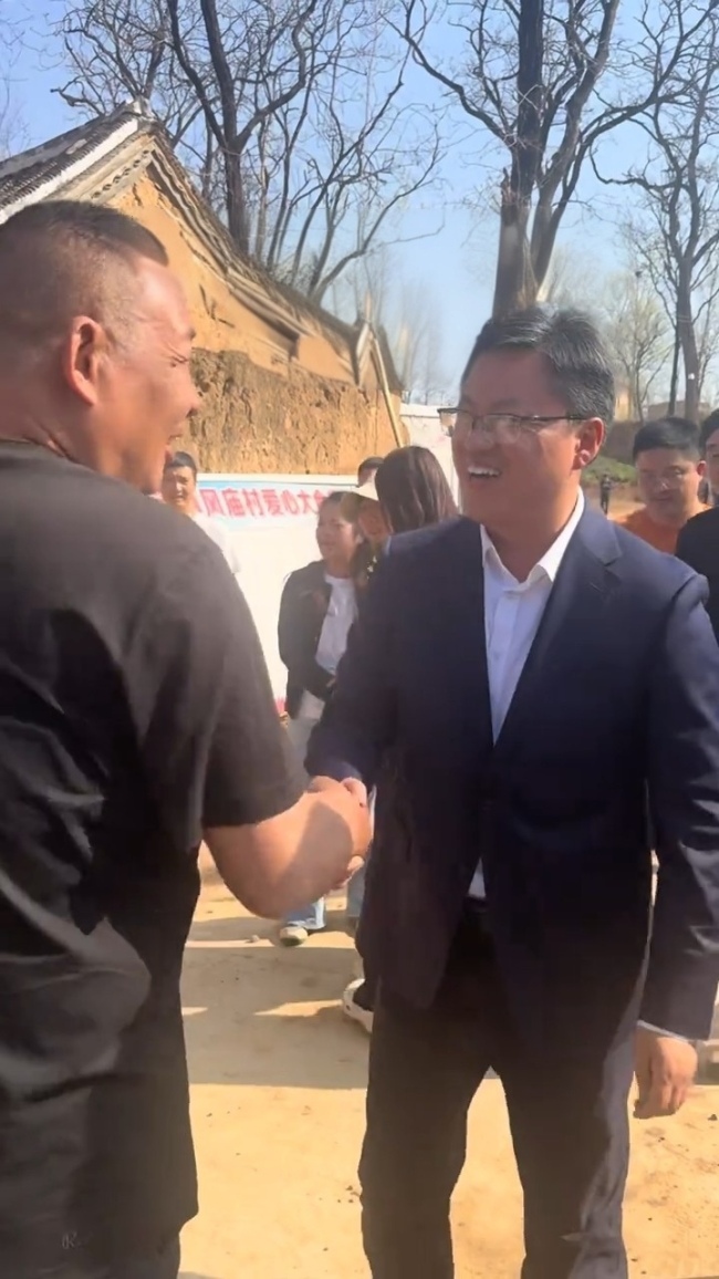 于东来偶遇汝州市长现场互加微信