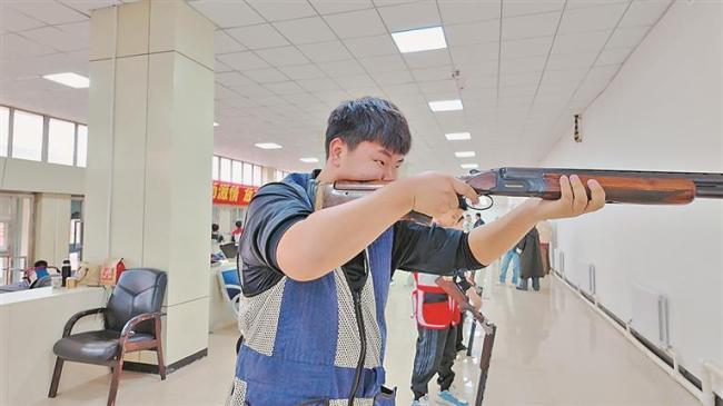 飞碟射击小将路遇老人受伤专业施救 见义勇为好少年获表彰