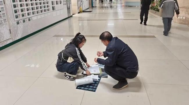 蹲地讲病情的军医找到了