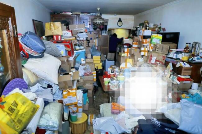 [北京]失独老人网购成瘾家中清出10车杂物