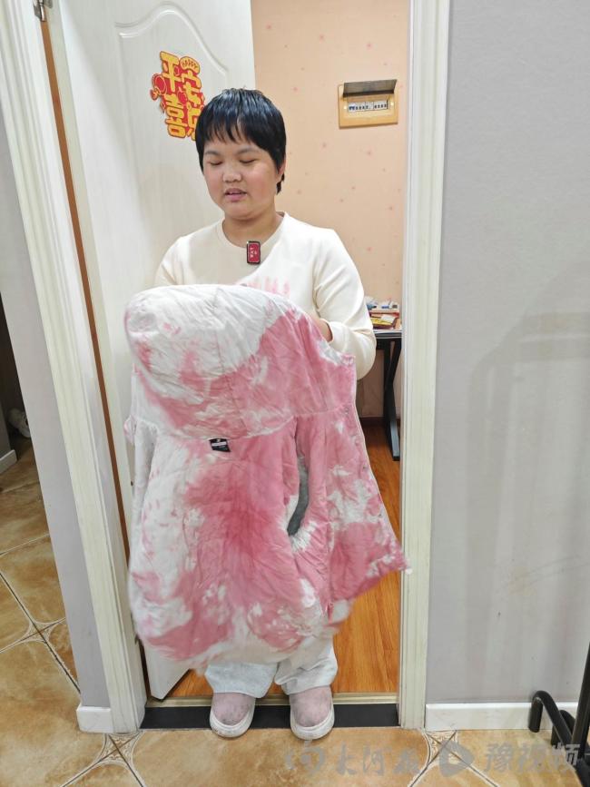 地铁吐血女孩擦地外套没舍得扔