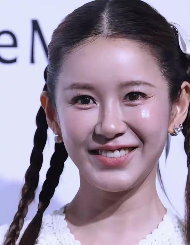 张子萱42岁状态 红毯造型引争议