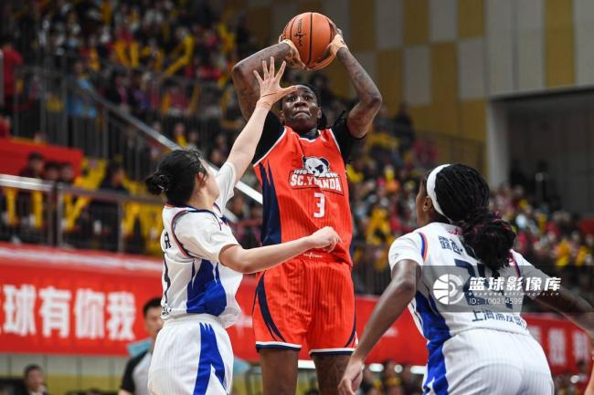 四川女篮大胜获季后赛开门红 新援助力冲击冠军