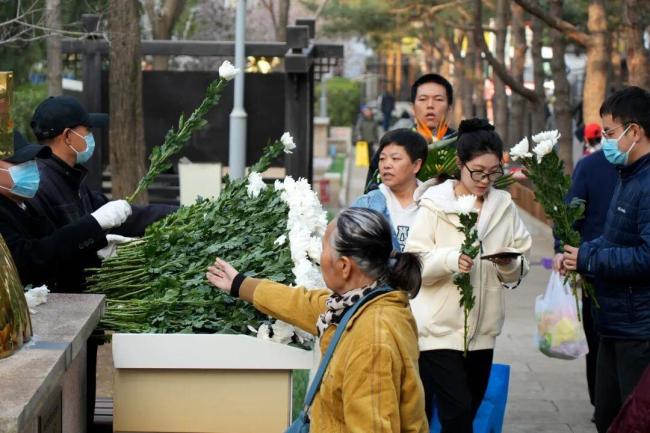 北京今天迎首个清明祭扫高峰日 便民服务温暖人心
