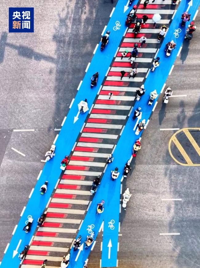 “蓝道过街”获赞 网友：建议全国推广