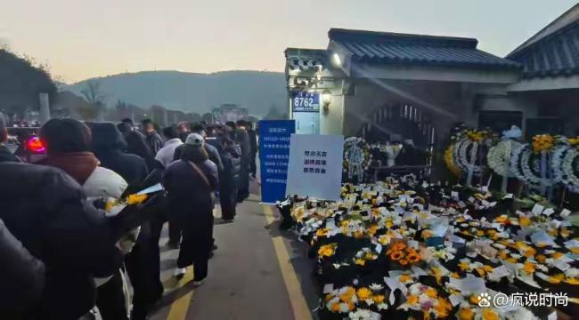 张雪峰追悼会举行 市民排长队送别 万人空巷缅怀