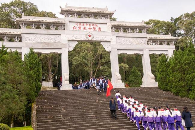 四川通江500名青少年清明前夕祭英烈