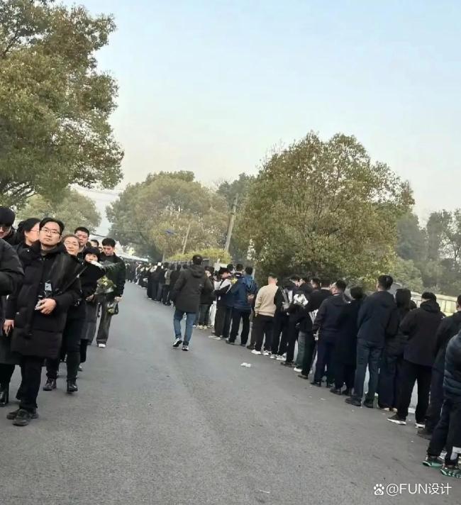 张雪峰追悼会举行 大量群众送行 朴素哀思绵长