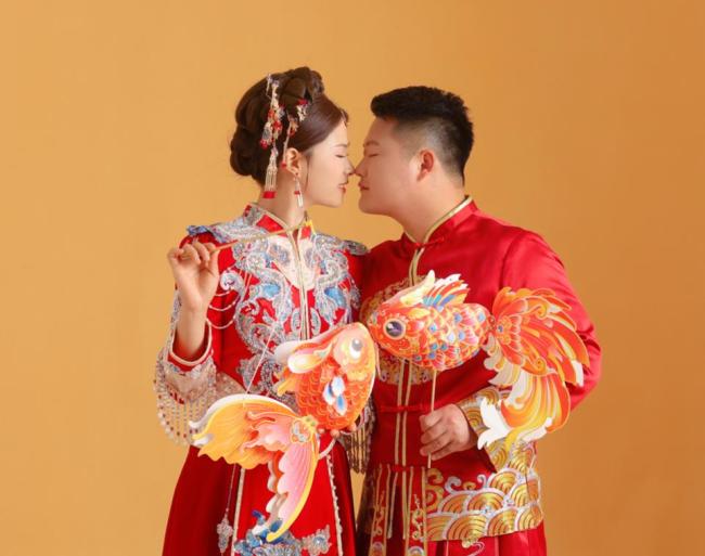 95后小伙吸粪车做婚车迎娶新娘