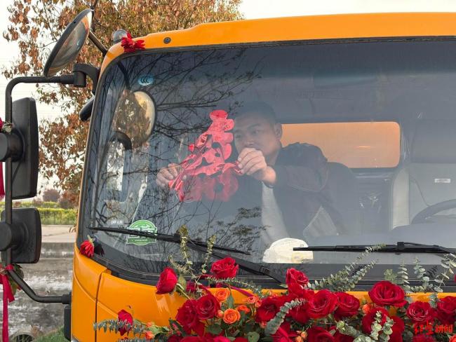 用吸粪车迎亲小伙称能月入五六万 95后“掏二代”创意婚礼引发热议