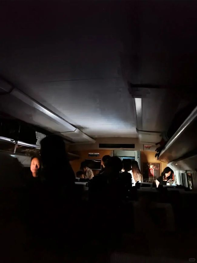 列车被困隧道3小时乘客称不让砸窗 恶劣天气致列车滞留