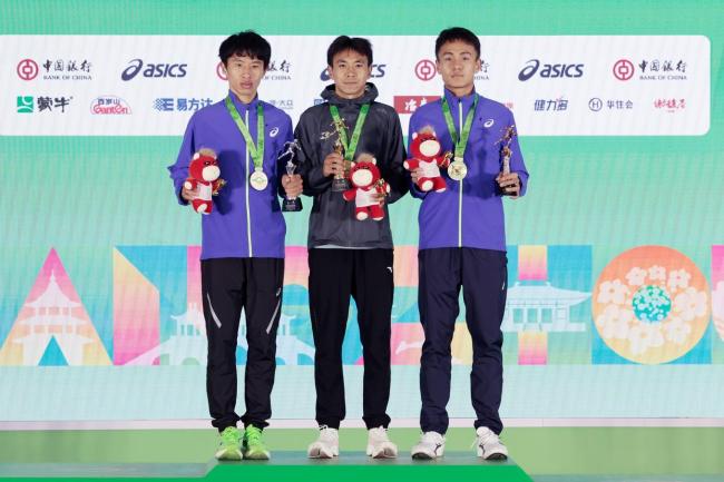 扬州半程马拉松鸣枪开跑 万名跑者竞速运河城