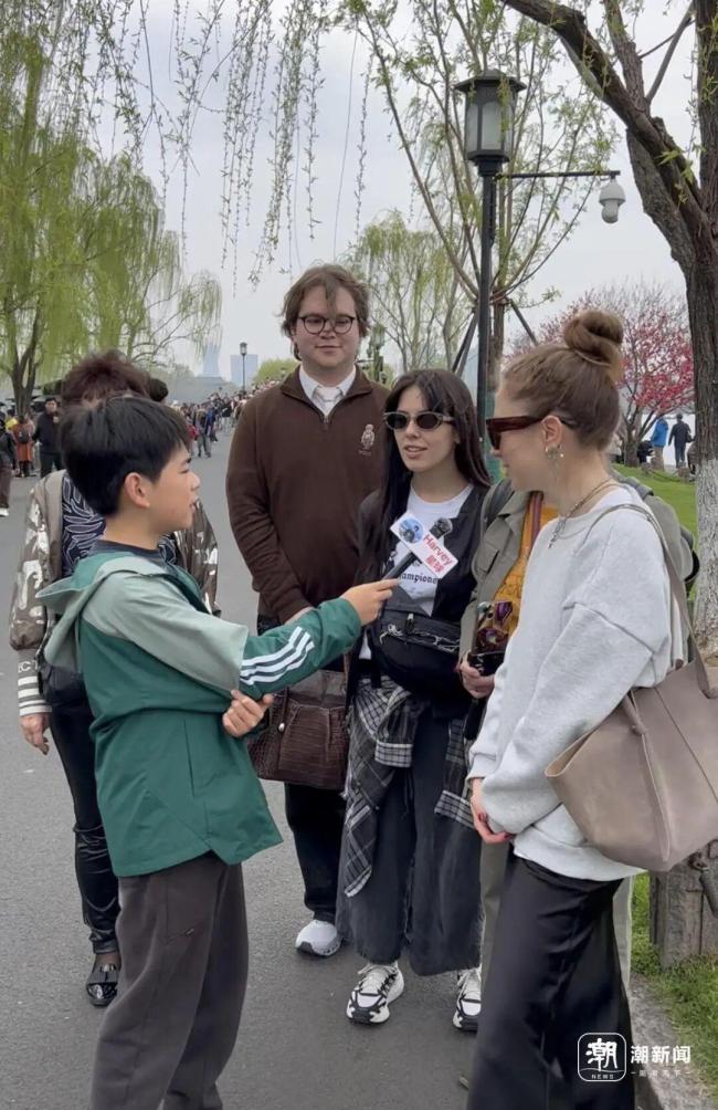男孩西湖边“逮”老外练口语 街头实战收获跨国友谊