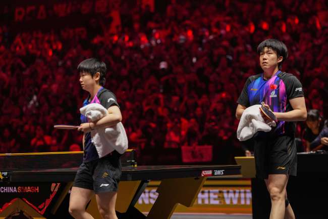 王楚钦梁靖昆打闹 欢乐互动缓解压力