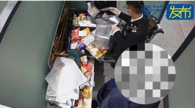 带18袋毒品入境包装上印大麻标识