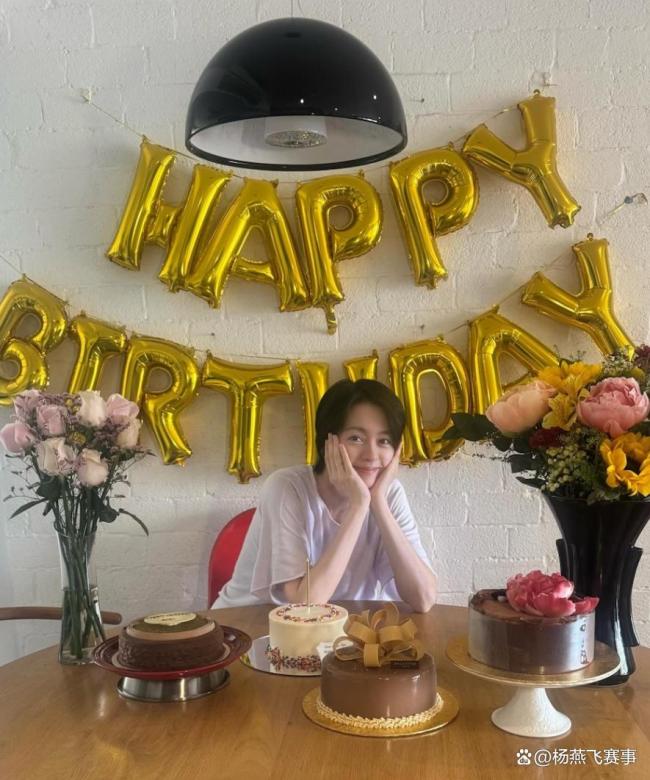梁咏琪和双胞胎弟弟一起过50岁生日
