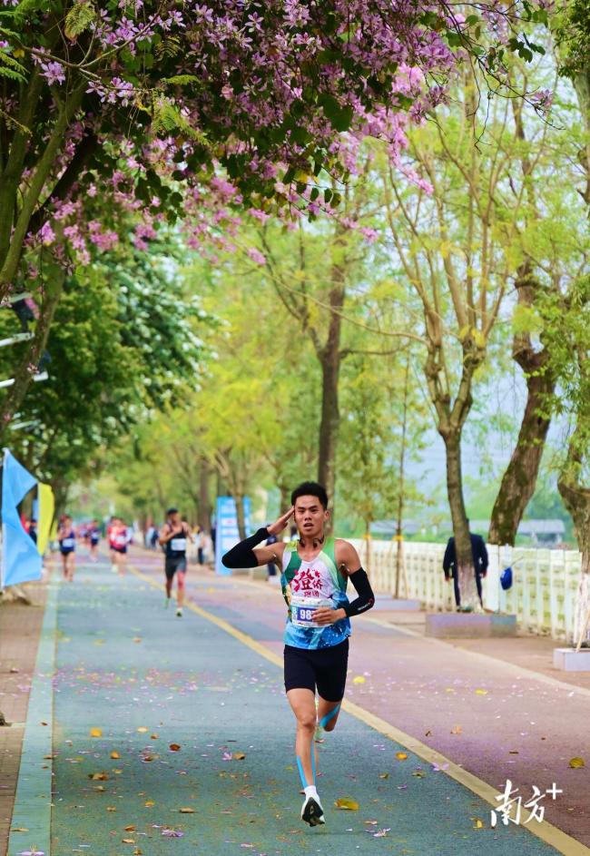 5000跑友乐享“花径瑶马” 绿美连南独特韵律