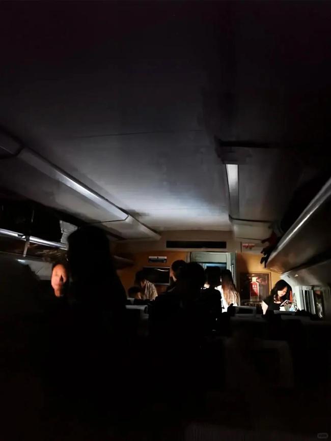 被困隧道3小时列车乘客：多人疑晕厥 极端天气引发故障