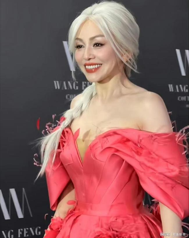 王琳亮相上海时装周一头银发走秀 冻龄女王惊艳全场