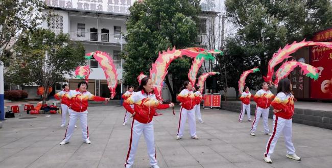 咸马现场啦啦队和市民为选手加油 城市嘉年华助力马拉松