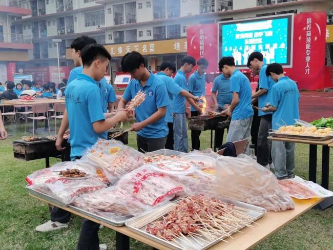 江苏一学校操场变烤场