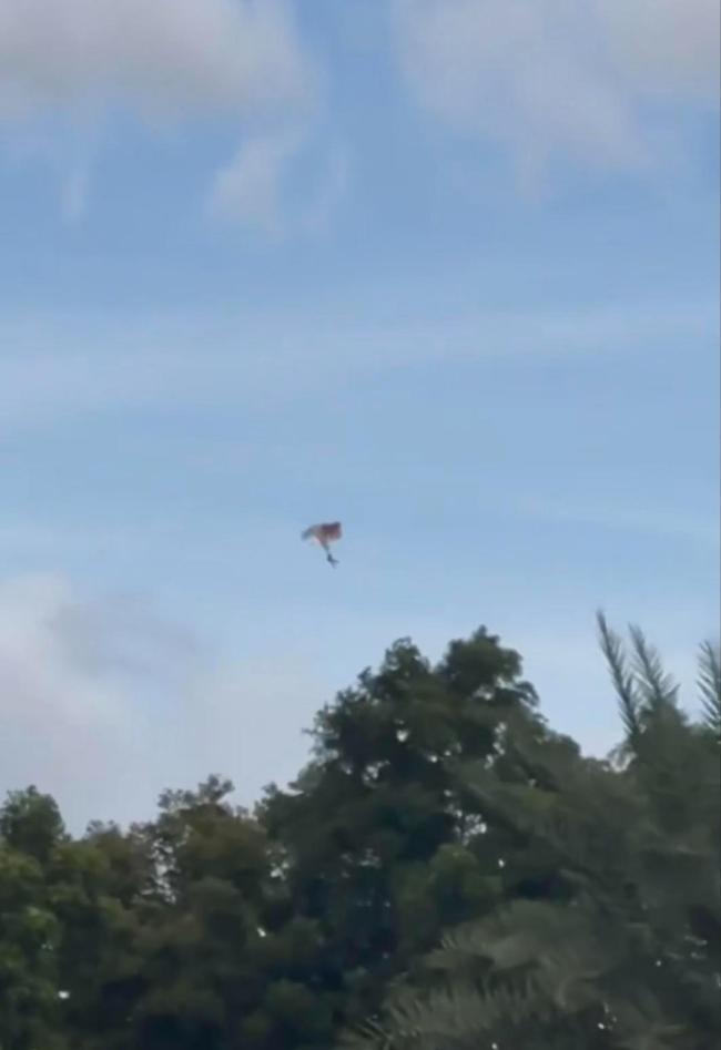 跳伞爱好者遇“死亡旋转”奇迹生还