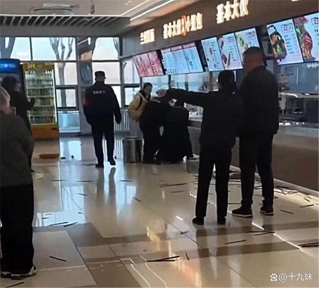 大学生怒砸食堂后续