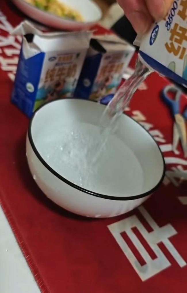 纯牛奶倒出疑似透明苦水？市监局回应 质量问题引关注