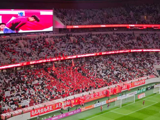 西安国际足球中心上座人数刷新纪录 球迷热情助威