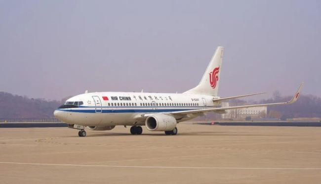 时隔6年 中国航班再次抵达平壤 中朝友好往来新篇章