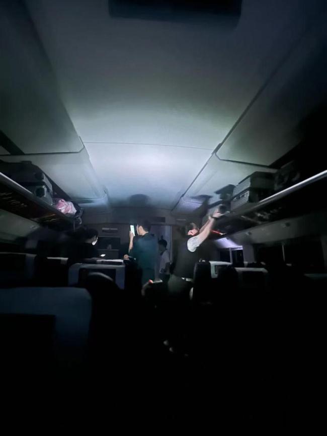 乘客讲述隧道内停车断电4小时经历 车厢闷热如蒸桑拿