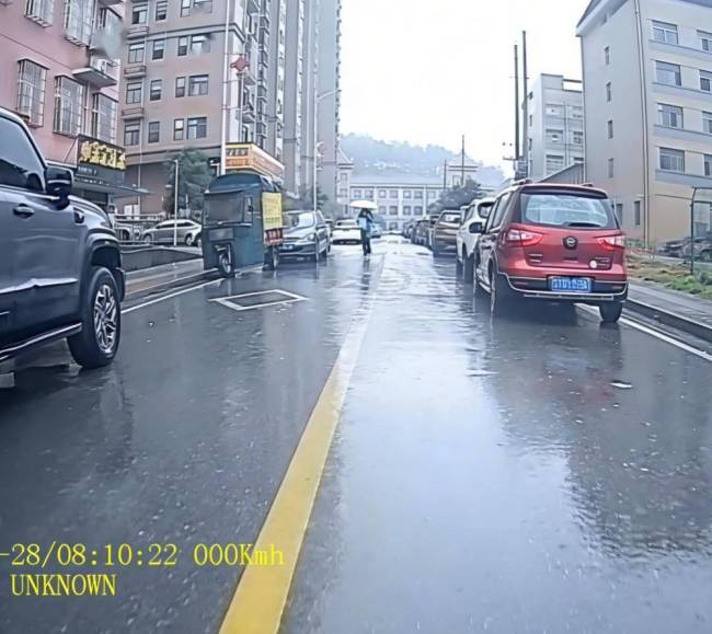 女子打车迟到司机开走200米让其追，说“就是要故意整你”！