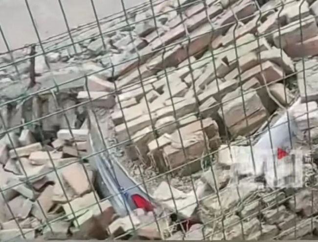 大同一30米长围墙倒塌6车被砸