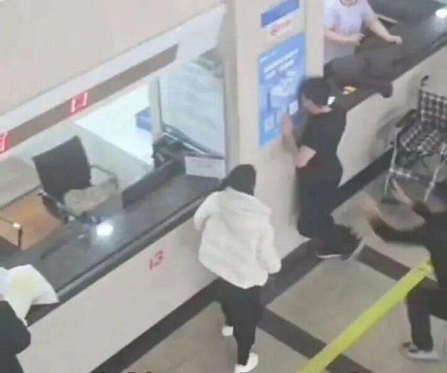 产检遇男医生，丈夫医院当场崩溃撞墙 情绪失控引热议