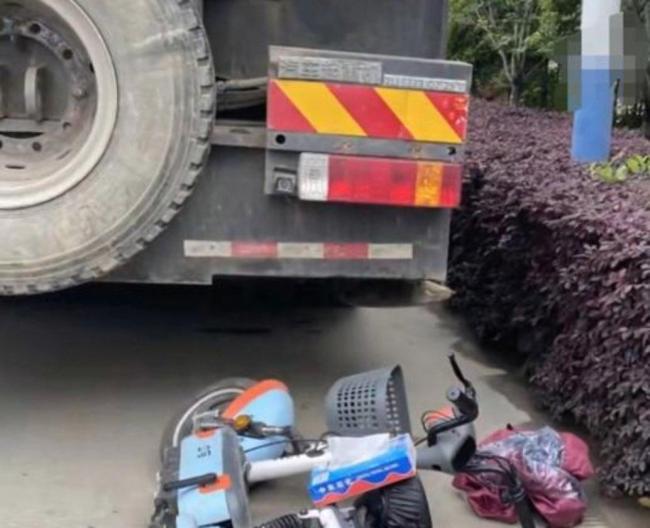 丈夫骑车跟妻子吵架撞上货车 分心驾驶酿事故