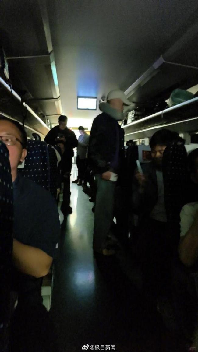 动车趴窝隧道4小时再度引发砸窗之争